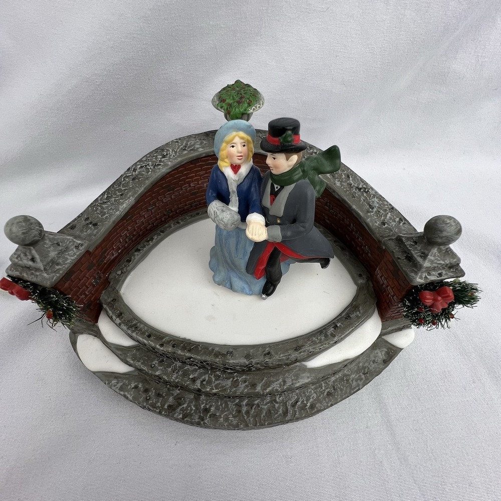 Dept 56 Dickens'‎ Village Skating Couple On Pond Animated 2007 READ!